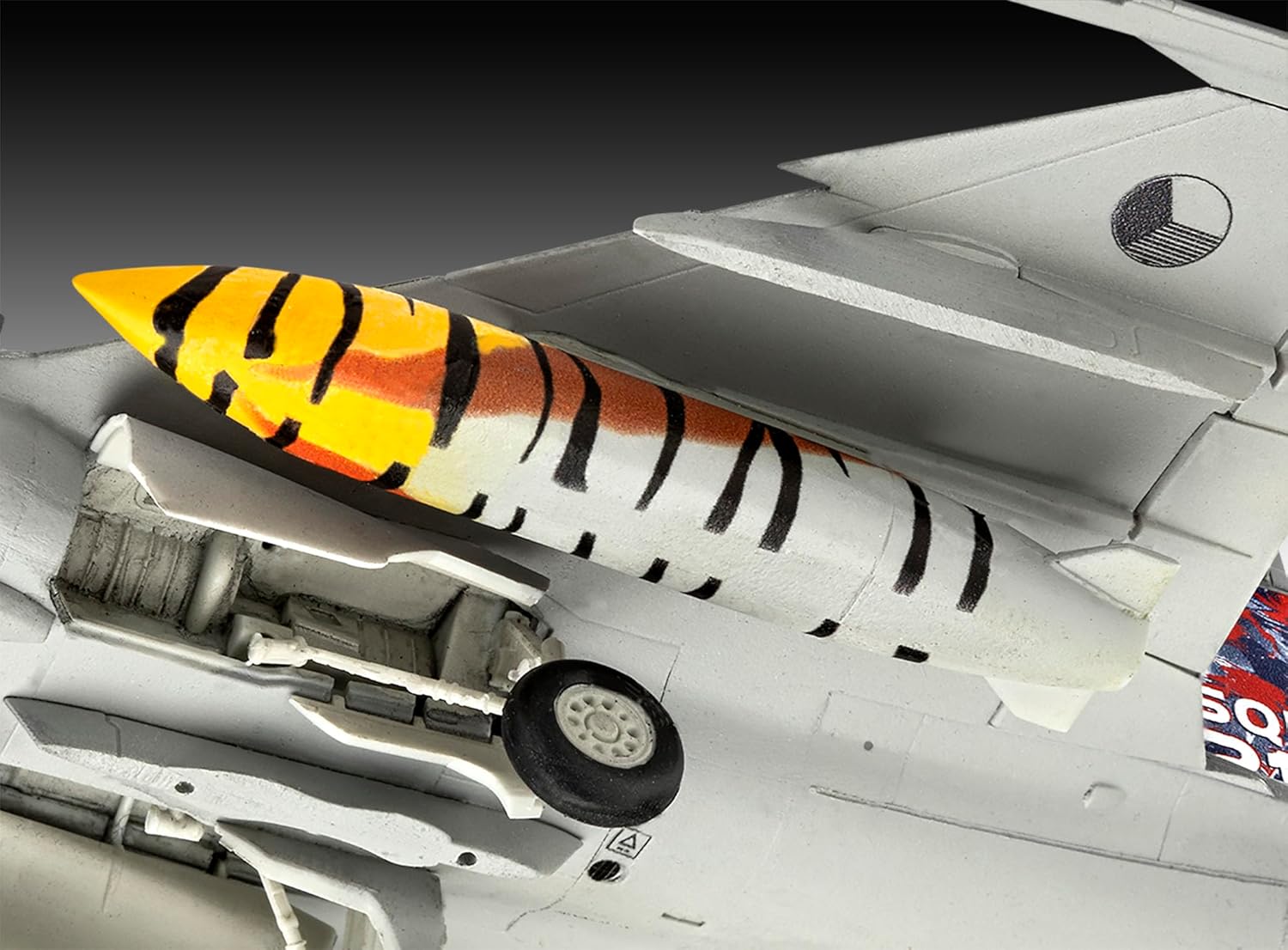 Revell Saab Gripen Modellbausatz im Maßstab – Bild 4